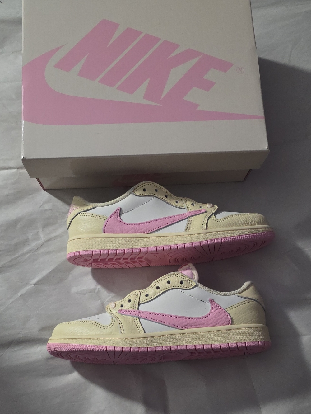 Brand New Travis Scott Jordan 1 low shy pink size 3y.